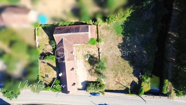 Située sur la commune de Charly, à seulement une vingtaine de minutes d'Avord, cette authentique longère séduira les amoureux de l'ancien en quête d'espace, de calme et de nature.

Véritable cœur de la maison, la cuisine d'environ 19 m² ouvre naturellement sur la salle à manger puis sur un salon chaleureux, sublimé par une authentique cheminée à foyer ouvert. Un second espace, idéal pour un salon, un bureau ou un coin détente, vient compléter les pièces de vie.

Le rez-de-chaussée offre également une salle d'eau faisant office de buanderie ainsi que trois chambres, permettant de profiter pleinement d'une vie de plain-pied.

À l'étage, un vaste palier d'environ 45 m² au sol offre de multiples possibilités d'aménagement : salle de jeux, espace lecture, bureau ou encore salle de loisirs. Il dessert une quatrième chambre.

À l'extérieur, vous apprécierez un agréable espace situé à l'arrière de la maison, à l'abri des regards, idéal pour partager un repas ou profiter des beaux jours en toute tranquillité. Le terrain, entièrement clos et d'environ 2 400 m², se prolonge ensuite par un vaste espace pouvant accueillir des animaux, un potager ou tout autre projet selon vos envies.

Les amateurs de bricolage, de stockage ou de véhicules seront séduits par la grande grange d'environ 90 m² ainsi que par les nombreuses dépendances qui complètent harmonieusement l'ensemble.

Côté prestations, la toiture a été refaite aux alentours de 2020 et le ravalement est récent.

Une propriété pleine de charme, offrant de beaux volumes et un fort potentiel, idéale pour une famille ou pour toute personne souhaitant profiter d'un cadre de vie paisible.

📞 Pour tout renseignement complémentaire ou pour organiser une visite, contactez-moi dès aujourd'hui.