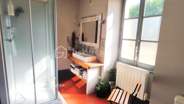 Située sur la commune de Charly, à seulement une vingtaine de minutes d'Avord, cette authentique longère séduira les amoureux de l'ancien en quête d'espace, de calme et de nature.

Véritable cœur de la maison, la cuisine d'environ 19 m² ouvre naturellement sur la salle à manger puis sur un salon chaleureux, sublimé par une authentique cheminée à foyer ouvert. Un second espace, idéal pour un salon, un bureau ou un coin détente, vient compléter les pièces de vie.

Le rez-de-chaussée offre également une salle d'eau faisant office de buanderie ainsi que trois chambres, permettant de profiter pleinement d'une vie de plain-pied.

À l'étage, un vaste palier d'environ 45 m² au sol offre de multiples possibilités d'aménagement : salle de jeux, espace lecture, bureau ou encore salle de loisirs. Il dessert une quatrième chambre.

À l'extérieur, vous apprécierez un agréable espace situé à l'arrière de la maison, à l'abri des regards, idéal pour partager un repas ou profiter des beaux jours en toute tranquillité. Le terrain, entièrement clos et d'environ 2 400 m², se prolonge ensuite par un vaste espace pouvant accueillir des animaux, un potager ou tout autre projet selon vos envies.

Les amateurs de bricolage, de stockage ou de véhicules seront séduits par la grande grange d'environ 90 m² ainsi que par les nombreuses dépendances qui complètent harmonieusement l'ensemble.

Côté prestations, la toiture a été refaite aux alentours de 2020 et le ravalement est récent.

Une propriété pleine de charme, offrant de beaux volumes et un fort potentiel, idéale pour une famille ou pour toute personne souhaitant profiter d'un cadre de vie paisible.

📞 Pour tout renseignement complémentaire ou pour organiser une visite, contactez-moi dès aujourd'hui.