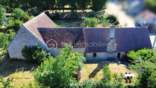 Située sur la commune de Charly, à seulement une vingtaine de minutes d'Avord, cette authentique longère séduira les amoureux de l'ancien en quête d'espace, de calme et de nature.

Véritable cœur de la maison, la cuisine d'environ 19 m² ouvre naturellement sur la salle à manger puis sur un salon chaleureux, sublimé par une authentique cheminée à foyer ouvert. Un second espace, idéal pour un salon, un bureau ou un coin détente, vient compléter les pièces de vie.

Le rez-de-chaussée offre également une salle d'eau faisant office de buanderie ainsi que trois chambres, permettant de profiter pleinement d'une vie de plain-pied.

À l'étage, un vaste palier d'environ 45 m² au sol offre de multiples possibilités d'aménagement : salle de jeux, espace lecture, bureau ou encore salle de loisirs. Il dessert une quatrième chambre.

À l'extérieur, vous apprécierez un agréable espace situé à l'arrière de la maison, à l'abri des regards, idéal pour partager un repas ou profiter des beaux jours en toute tranquillité. Le terrain, entièrement clos et d'environ 2 400 m², se prolonge ensuite par un vaste espace pouvant accueillir des animaux, un potager ou tout autre projet selon vos envies.

Les amateurs de bricolage, de stockage ou de véhicules seront séduits par la grande grange d'environ 90 m² ainsi que par les nombreuses dépendances qui complètent harmonieusement l'ensemble.

Côté prestations, la toiture a été refaite aux alentours de 2020 et le ravalement est récent.

Une propriété pleine de charme, offrant de beaux volumes et un fort potentiel, idéale pour une famille ou pour toute personne souhaitant profiter d'un cadre de vie paisible.

📞 Pour tout renseignement complémentaire ou pour organiser une visite, contactez-moi dès aujourd'hui.