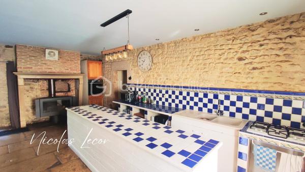 Située sur la commune de Charly, à seulement une vingtaine de minutes d'Avord, cette authentique longère séduira les amoureux de l'ancien en quête d'espace, de calme et de nature.

Véritable cœur de la maison, la cuisine d'environ 19 m² ouvre naturellement sur la salle à manger puis sur un salon chaleureux, sublimé par une authentique cheminée à foyer ouvert. Un second espace, idéal pour un salon, un bureau ou un coin détente, vient compléter les pièces de vie.

Le rez-de-chaussée offre également une salle d'eau faisant office de buanderie ainsi que trois chambres, permettant de profiter pleinement d'une vie de plain-pied.

À l'étage, un vaste palier d'environ 45 m² au sol offre de multiples possibilités d'aménagement : salle de jeux, espace lecture, bureau ou encore salle de loisirs. Il dessert une quatrième chambre.

À l'extérieur, vous apprécierez un agréable espace situé à l'arrière de la maison, à l'abri des regards, idéal pour partager un repas ou profiter des beaux jours en toute tranquillité. Le terrain, entièrement clos et d'environ 2 400 m², se prolonge ensuite par un vaste espace pouvant accueillir des animaux, un potager ou tout autre projet selon vos envies.

Les amateurs de bricolage, de stockage ou de véhicules seront séduits par la grande grange d'environ 90 m² ainsi que par les nombreuses dépendances qui complètent harmonieusement l'ensemble.

Côté prestations, la toiture a été refaite aux alentours de 2020 et le ravalement est récent.

Une propriété pleine de charme, offrant de beaux volumes et un fort potentiel, idéale pour une famille ou pour toute personne souhaitant profiter d'un cadre de vie paisible.

📞 Pour tout renseignement complémentaire ou pour organiser une visite, contactez-moi dès aujourd'hui.