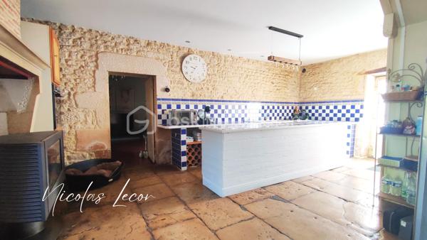 Située sur la commune de Charly, à seulement une vingtaine de minutes d'Avord, cette authentique longère séduira les amoureux de l'ancien en quête d'espace, de calme et de nature.

Véritable cœur de la maison, la cuisine d'environ 19 m² ouvre naturellement sur la salle à manger puis sur un salon chaleureux, sublimé par une authentique cheminée à foyer ouvert. Un second espace, idéal pour un salon, un bureau ou un coin détente, vient compléter les pièces de vie.

Le rez-de-chaussée offre également une salle d'eau faisant office de buanderie ainsi que trois chambres, permettant de profiter pleinement d'une vie de plain-pied.

À l'étage, un vaste palier d'environ 45 m² au sol offre de multiples possibilités d'aménagement : salle de jeux, espace lecture, bureau ou encore salle de loisirs. Il dessert une quatrième chambre.

À l'extérieur, vous apprécierez un agréable espace situé à l'arrière de la maison, à l'abri des regards, idéal pour partager un repas ou profiter des beaux jours en toute tranquillité. Le terrain, entièrement clos et d'environ 2 400 m², se prolonge ensuite par un vaste espace pouvant accueillir des animaux, un potager ou tout autre projet selon vos envies.

Les amateurs de bricolage, de stockage ou de véhicules seront séduits par la grande grange d'environ 90 m² ainsi que par les nombreuses dépendances qui complètent harmonieusement l'ensemble.

Côté prestations, la toiture a été refaite aux alentours de 2020 et le ravalement est récent.

Une propriété pleine de charme, offrant de beaux volumes et un fort potentiel, idéale pour une famille ou pour toute personne souhaitant profiter d'un cadre de vie paisible.

📞 Pour tout renseignement complémentaire ou pour organiser une visite, contactez-moi dès aujourd'hui.