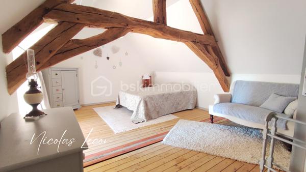 Située sur la commune de Charly, à seulement une vingtaine de minutes d'Avord, cette authentique longère séduira les amoureux de l'ancien en quête d'espace, de calme et de nature.

Véritable cœur de la maison, la cuisine d'environ 19 m² ouvre naturellement sur la salle à manger puis sur un salon chaleureux, sublimé par une authentique cheminée à foyer ouvert. Un second espace, idéal pour un salon, un bureau ou un coin détente, vient compléter les pièces de vie.

Le rez-de-chaussée offre également une salle d'eau faisant office de buanderie ainsi que trois chambres, permettant de profiter pleinement d'une vie de plain-pied.

À l'étage, un vaste palier d'environ 45 m² au sol offre de multiples possibilités d'aménagement : salle de jeux, espace lecture, bureau ou encore salle de loisirs. Il dessert une quatrième chambre.

À l'extérieur, vous apprécierez un agréable espace situé à l'arrière de la maison, à l'abri des regards, idéal pour partager un repas ou profiter des beaux jours en toute tranquillité. Le terrain, entièrement clos et d'environ 2 400 m², se prolonge ensuite par un vaste espace pouvant accueillir des animaux, un potager ou tout autre projet selon vos envies.

Les amateurs de bricolage, de stockage ou de véhicules seront séduits par la grande grange d'environ 90 m² ainsi que par les nombreuses dépendances qui complètent harmonieusement l'ensemble.

Côté prestations, la toiture a été refaite aux alentours de 2020 et le ravalement est récent.

Une propriété pleine de charme, offrant de beaux volumes et un fort potentiel, idéale pour une famille ou pour toute personne souhaitant profiter d'un cadre de vie paisible.

📞 Pour tout renseignement complémentaire ou pour organiser une visite, contactez-moi dès aujourd'hui.
