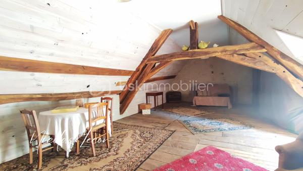 Située sur la commune de Charly, à seulement une vingtaine de minutes d'Avord, cette authentique longère séduira les amoureux de l'ancien en quête d'espace, de calme et de nature.

Véritable cœur de la maison, la cuisine d'environ 19 m² ouvre naturellement sur la salle à manger puis sur un salon chaleureux, sublimé par une authentique cheminée à foyer ouvert. Un second espace, idéal pour un salon, un bureau ou un coin détente, vient compléter les pièces de vie.

Le rez-de-chaussée offre également une salle d'eau faisant office de buanderie ainsi que trois chambres, permettant de profiter pleinement d'une vie de plain-pied.

À l'étage, un vaste palier d'environ 45 m² au sol offre de multiples possibilités d'aménagement : salle de jeux, espace lecture, bureau ou encore salle de loisirs. Il dessert une quatrième chambre.

À l'extérieur, vous apprécierez un agréable espace situé à l'arrière de la maison, à l'abri des regards, idéal pour partager un repas ou profiter des beaux jours en toute tranquillité. Le terrain, entièrement clos et d'environ 2 400 m², se prolonge ensuite par un vaste espace pouvant accueillir des animaux, un potager ou tout autre projet selon vos envies.

Les amateurs de bricolage, de stockage ou de véhicules seront séduits par la grande grange d'environ 90 m² ainsi que par les nombreuses dépendances qui complètent harmonieusement l'ensemble.

Côté prestations, la toiture a été refaite aux alentours de 2020 et le ravalement est récent.

Une propriété pleine de charme, offrant de beaux volumes et un fort potentiel, idéale pour une famille ou pour toute personne souhaitant profiter d'un cadre de vie paisible.

📞 Pour tout renseignement complémentaire ou pour organiser une visite, contactez-moi dès aujourd'hui.