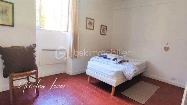 Située sur la commune de Charly, à seulement une vingtaine de minutes d'Avord, cette authentique longère séduira les amoureux de l'ancien en quête d'espace, de calme et de nature.

Véritable cœur de la maison, la cuisine d'environ 19 m² ouvre naturellement sur la salle à manger puis sur un salon chaleureux, sublimé par une authentique cheminée à foyer ouvert. Un second espace, idéal pour un salon, un bureau ou un coin détente, vient compléter les pièces de vie.

Le rez-de-chaussée offre également une salle d'eau faisant office de buanderie ainsi que trois chambres, permettant de profiter pleinement d'une vie de plain-pied.

À l'étage, un vaste palier d'environ 45 m² au sol offre de multiples possibilités d'aménagement : salle de jeux, espace lecture, bureau ou encore salle de loisirs. Il dessert une quatrième chambre.

À l'extérieur, vous apprécierez un agréable espace situé à l'arrière de la maison, à l'abri des regards, idéal pour partager un repas ou profiter des beaux jours en toute tranquillité. Le terrain, entièrement clos et d'environ 2 400 m², se prolonge ensuite par un vaste espace pouvant accueillir des animaux, un potager ou tout autre projet selon vos envies.

Les amateurs de bricolage, de stockage ou de véhicules seront séduits par la grande grange d'environ 90 m² ainsi que par les nombreuses dépendances qui complètent harmonieusement l'ensemble.

Côté prestations, la toiture a été refaite aux alentours de 2020 et le ravalement est récent.

Une propriété pleine de charme, offrant de beaux volumes et un fort potentiel, idéale pour une famille ou pour toute personne souhaitant profiter d'un cadre de vie paisible.

📞 Pour tout renseignement complémentaire ou pour organiser une visite, contactez-moi dès aujourd'hui.
