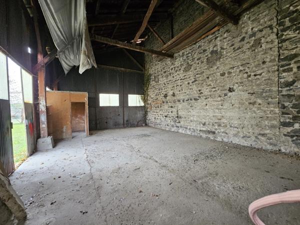 Terrain 1072 m2 avec grange aménageable- LA ROCHE BLANCHE (63670)