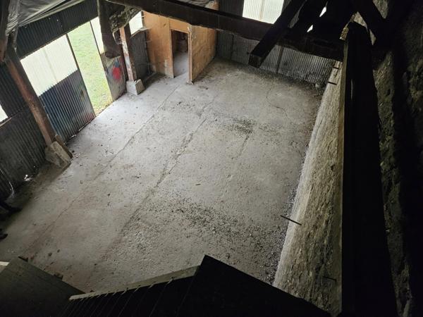 Terrain 1072 m2 avec grange aménageable- LA ROCHE BLANCHE (63670)