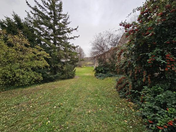 Terrain 1072 m2 avec grange aménageable- LA ROCHE BLANCHE (63670)