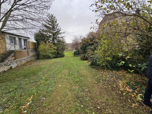 Terrain 1072 m2 avec grange aménageable- LA ROCHE BLANCHE (63670)