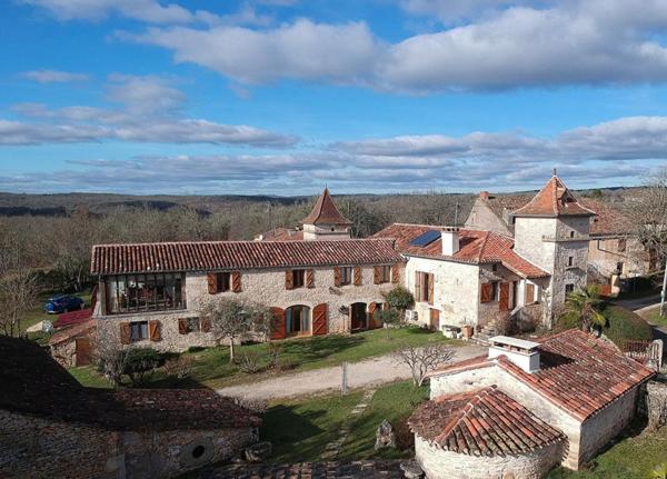 Authentique maison en pierre avec pigeonnier, dépendance et piscine