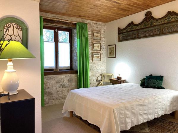 Authentique maison en pierre avec pigeonnier, dépendance et piscine