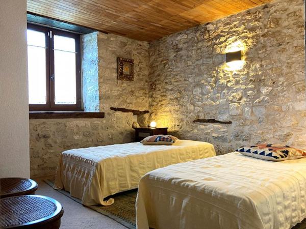 Authentique maison en pierre avec pigeonnier, dépendance et piscine