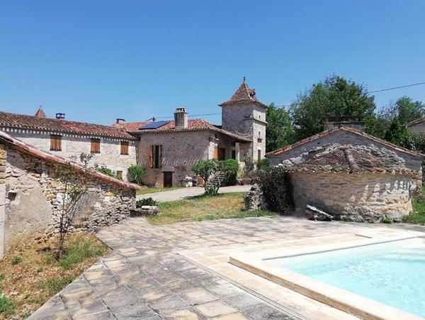 Authentique maison en pierre avec pigeonnier, dépendance et piscine