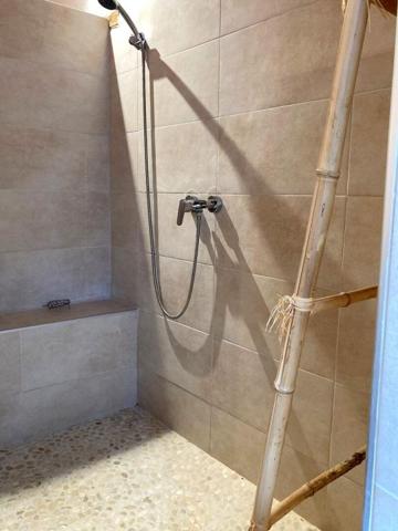 Authentique maison en pierre avec pigeonnier, dépendance et piscine