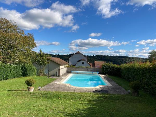 Très belle demeure en pierre avec piscine creusée, dépendances et parc arboré