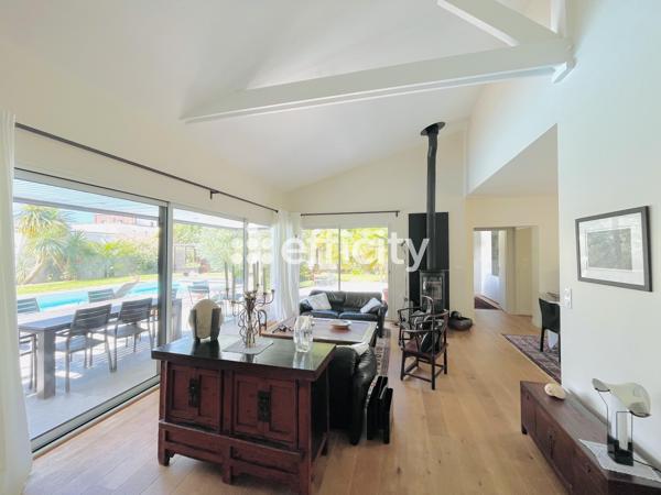 Maison
         7 pièces
        - 218 m² Bien prestige 1 191 500 € *