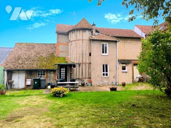 Cette maison se situe au centre ville de Louviers. Elle se compose d'une entrée, un grand séjou...