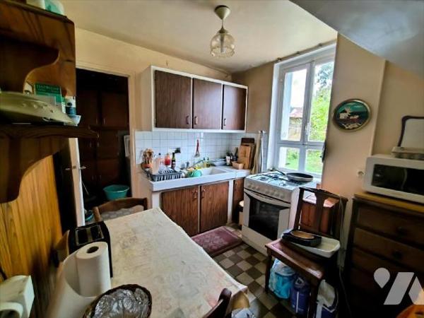 Cette maison se situe au centre ville de Louviers. Elle se compose d'une entrée, un grand séjou...