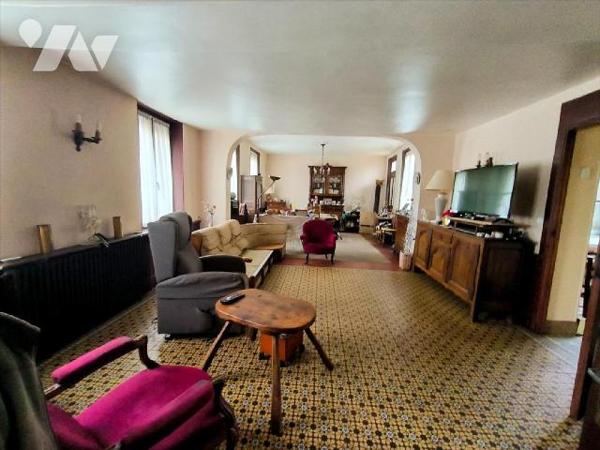 Cette maison se situe au centre ville de Louviers. Elle se compose d'une entrée, un grand séjou...