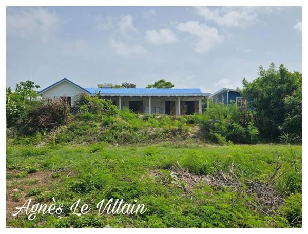 Villa à achever sur 2 200 m2 de terrain clos