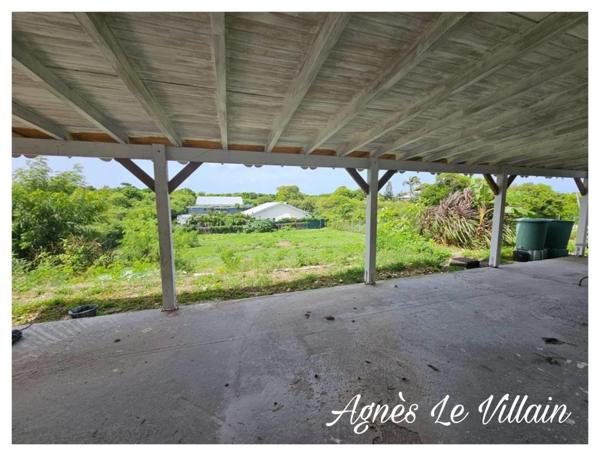 Villa à achever sur 2 200 m2 de terrain clos