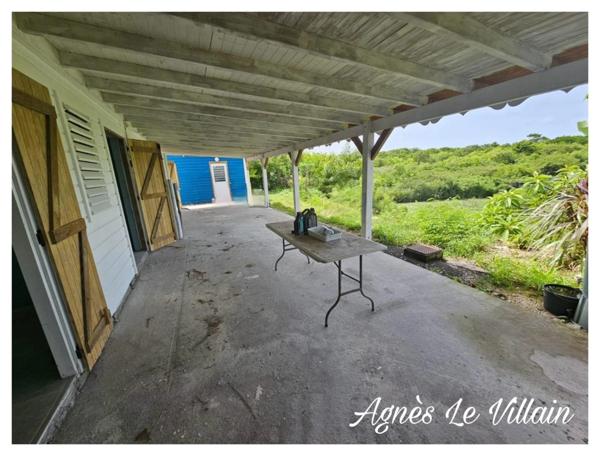 Villa à achever sur 2 200 m2 de terrain clos