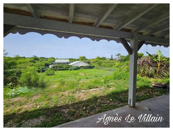 Villa à achever sur 2 200 m2 de terrain clos