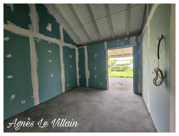 Villa à achever sur 2 200 m2 de terrain clos