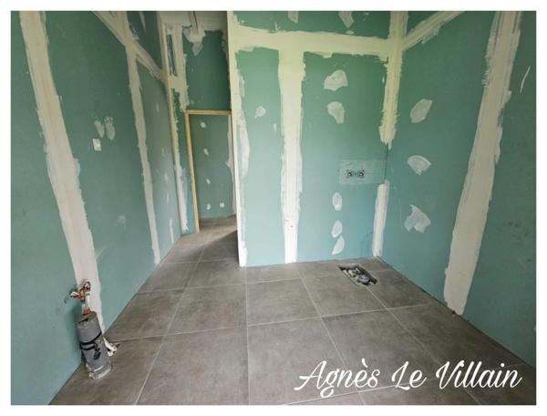 Villa à achever sur 2 200 m2 de terrain clos