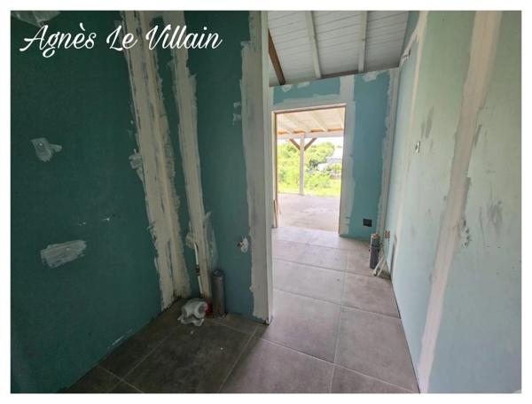 Villa à achever sur 2 200 m2 de terrain clos