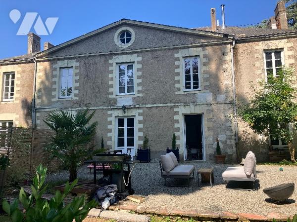 Appartement de caractère T4 rez-de-jardin dans une belle maison bourgeoise.