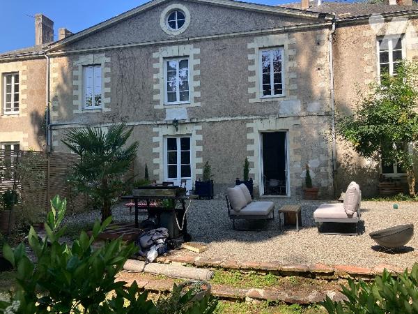 Appartement de caractère T4 rez-de-jardin dans une belle maison bourgeoise.