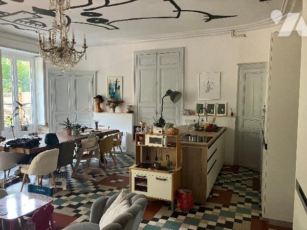 Appartement de caractère T4 rez-de-jardin dans une belle maison bourgeoise.