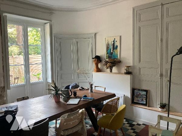 Appartement de caractère T4 rez-de-jardin dans une belle maison bourgeoise.