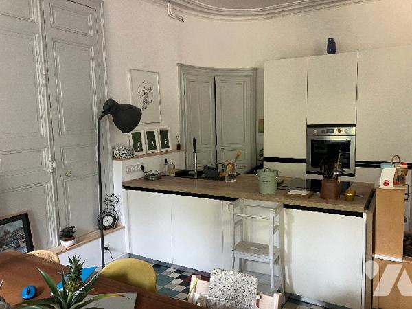 Appartement de caractère T4 rez-de-jardin dans une belle maison bourgeoise.