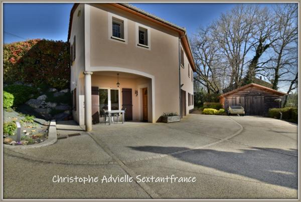 Ensemble immobilier, maison d'habitation, local commercial et gîtes sur 9127 M2