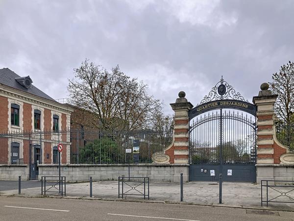 Angers à proximité de la place Ney et de la rue Victor Hugo, appartement type 3, 2 chambres, cuisine ouverte aménagée équipée, grande terrasse de plus de 40m², chauffage individuel, place de parking privative en sous-sol.