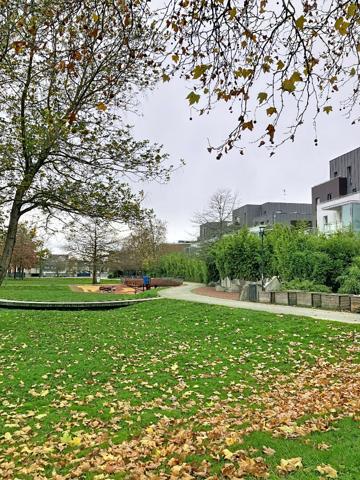 Angers à proximité de la place Ney et de la rue Victor Hugo, appartement type 3, 2 chambres, cuisine ouverte aménagée équipée, grande terrasse de plus de 40m², chauffage individuel, place de parking privative en sous-sol.