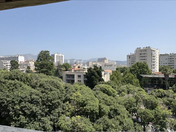 Marseille (13008) T3 en parfait état avec terrasse et vue mer