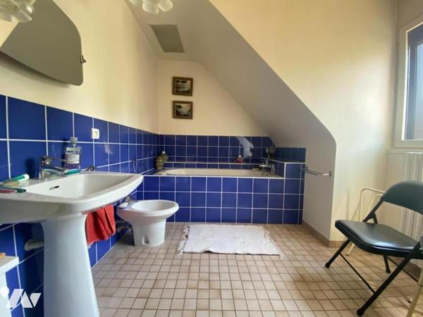 Maison indépendante d'une surface habitable d'environ 173 m² construite début des années 80  et...