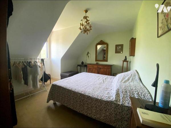 Maison indépendante d'une surface habitable d'environ 173 m² construite début des années 80  et...