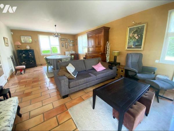 Maison indépendante d'une surface habitable d'environ 173 m² construite début des années 80  et...