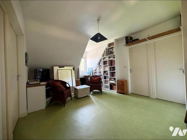 Maison indépendante d'une surface habitable d'environ 173 m² construite début des années 80  et...