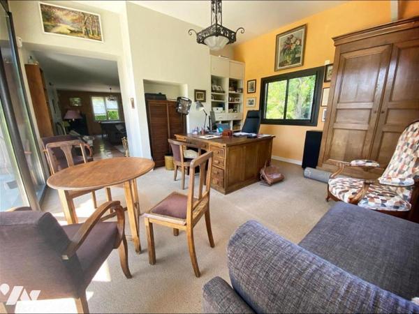 Maison indépendante d'une surface habitable d'environ 173 m² construite début des années 80  et...