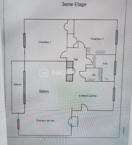 Vous cherchez de la lumière et un extérieur bien exposé ?
Ce T4 traversant de 74 m² pourrait vous séduire.

Un espace de vie lumineux, une grande cuisine ouverte et un salon ensoleillé, 2 chambres (13 m² et 11 m²) avec placards, salle d’eau et WC séparé.

 Balcon plein sud avec vue dégagée – un vrai plus au quotidien.

Immeuble sans ascenceur
Cave, proche commodités.
Chauffage + eau chaude inclus.
Aucune procédure en cours.

À visiter sans tarder.