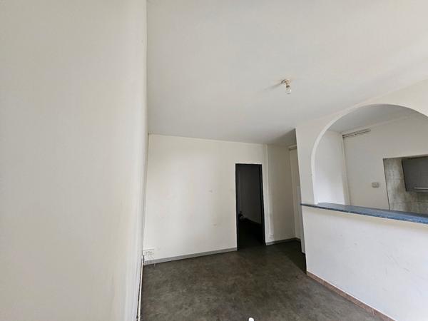 BAISSE DE PRIX SUR EXCLUSIVITE SUR AVIGNON - APPARTEMENT TYPE 3 au 1er étage IMMEUBLE DE 3 logements - CHARGES FAIBLES