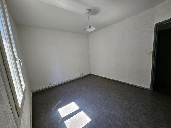 BAISSE DE PRIX SUR EXCLUSIVITE SUR AVIGNON - APPARTEMENT TYPE 3 au 1er étage IMMEUBLE DE 3 logements - CHARGES FAIBLES