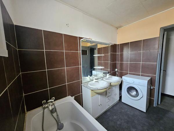 BAISSE DE PRIX SUR EXCLUSIVITE SUR AVIGNON - APPARTEMENT TYPE 3 au 1er étage IMMEUBLE DE 3 logements - CHARGES FAIBLES