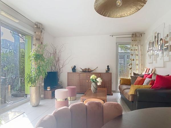 A vendre Angers, proche Avrillé et Hauts de Saint Aubin, proche arrêt de tramway, maison 3 chambres, séjour sur terrasse et jardinet clos, cuisine aménagée équipée, deux places de parking,chauffage collectif.