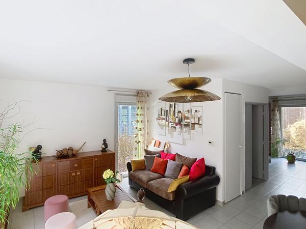 A vendre Angers, proche Avrillé et Hauts de Saint Aubin, proche arrêt de tramway, maison 3 chambres, séjour sur terrasse et jardinet clos, cuisine aménagée équipée, deux places de parking,chauffage collectif.