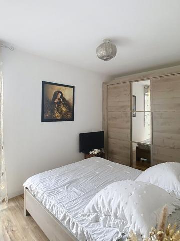 A vendre Angers, proche Avrillé et Hauts de Saint Aubin, proche arrêt de tramway, maison 3 chambres, séjour sur terrasse et jardinet clos, cuisine aménagée équipée, deux places de parking,chauffage collectif.